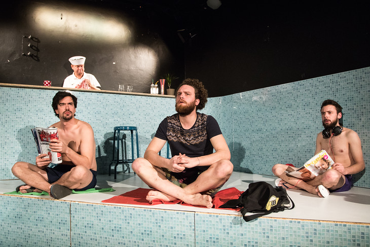 HLEDÁ SE NĚŽNÝ MUŽ. Divadlo Tramtarie navázalo na úspěšnou třicátnickou komedii Druhý život Veroniky podobnou sondou, tentokrát zaměřenou na muže. A diváci se u představení Po stopách něžného muže královsky baví.