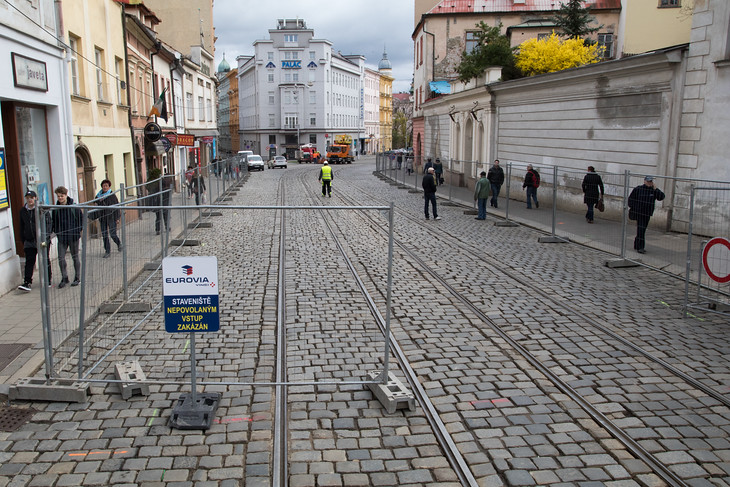 OPRAVA ROKU. Začala dlouho připravovaná a odkládaná oprava ulice 1. máje. A přinesla i mnohé kontroverze. Třeba diskuzi o sloupech, parkovacích místech a podobně.