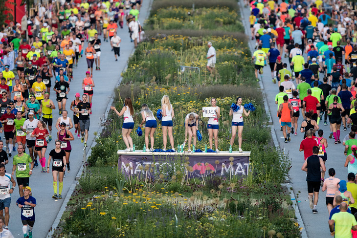 PŮLMARATON. Stále oblíbenější závod, který před lety v Olomouci rozpoutal nepolevující běhací horečku. Každý rok více účastníků, každý rok lepší a lepší atmosféra. Najít jeden záběr je těžké. Tak třeba tento.