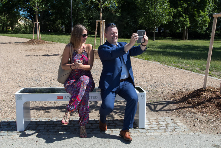 NA SOLÁRNÍ LAVIČCE S PRIMÁTOREM. Protože byla moje kolegyně Zuzka nejkrásnější, kolegové z ostatních médií si ji na slavnostním spuštěním solární lavičky přivlastnili jako modelku. A selfíčku neodolal ani primátor Antonín Staněk.