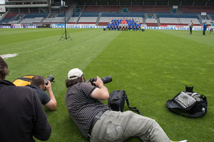 FOTOGRAFOVÉ NA TRÁVĚ. V červenci se tradičně fotí před novou sezonou i olomoučtí fotbalisté. Tu výslednou fotku určitě znáte. Ale víte, jak vzniká? Takhle.