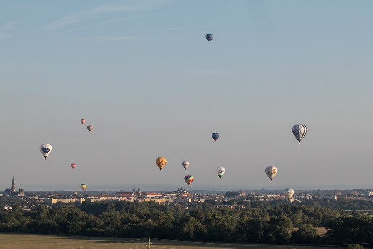 BALONY NAD MĚSTEM. Desítky balonů  vzlétly nad Olomouc. Tradiční balonová fiesta, která se léta konává na nedalekém Bouzově, má už druhým rokem svou filiálku i v krajském městě. A je to zážitek ze země i z koše.