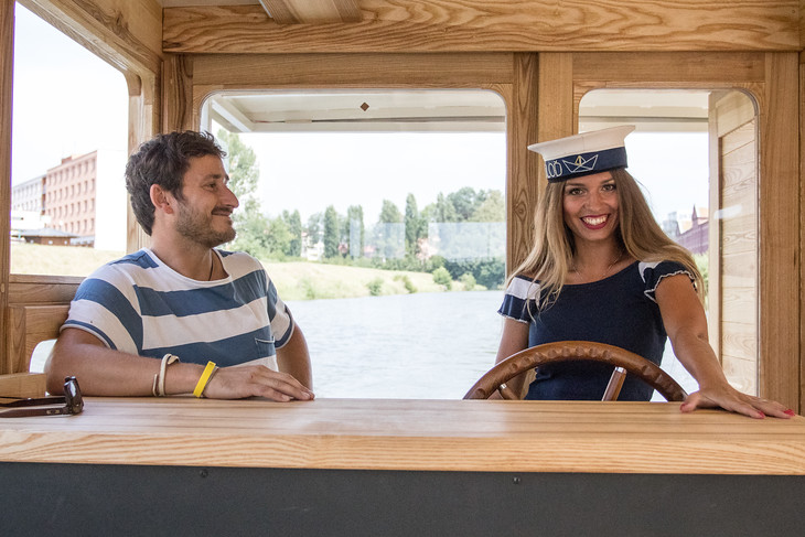 NA LODI. Už jste se plavili na Ololodi? Plavba po řece Moravě má své kouzlo. V době, které se neprávem říká okurková, si rádi dopřáváme právě takové zážitky a rádi se s vámi o ně dělíme.