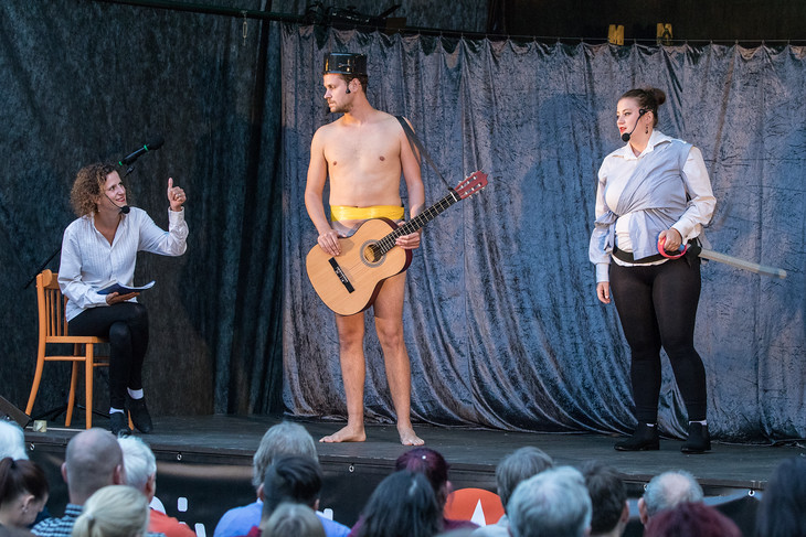 HIT LÉTA? SHAKESPEARE. Olomoucké shakespearovské slavnosti se nesou ve velmi uvolněném duchu v režii Tramtarie. Ta slavného dramatika svlékla donaha.