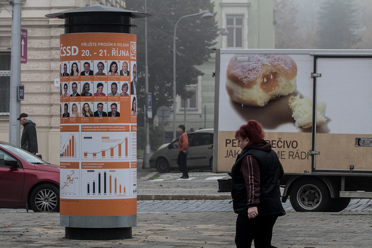 KDO JE VÍTĚZ? Kobliha jede. Tak bych asi nazval tuhle fotku pár hodin před otevřením volebních místností, kdy vznikla. Ukázalo by se to jako prorocké...