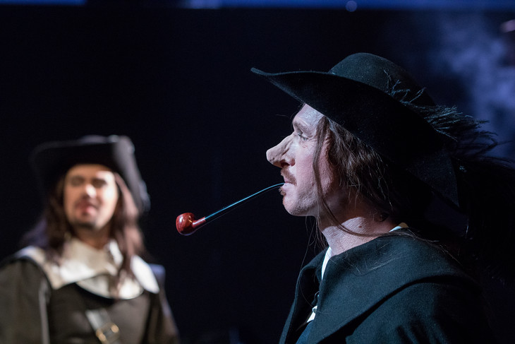 CYRANO. Každý to vnímáme jinak. Ale pro mě bylo tohle představní absolutní divadelní špičkou sezony, a to byla mimořádně silná. Excelentní dílo, excelentní režie a božský Petr Kubes. Tohle vás dostane, věřte mi.