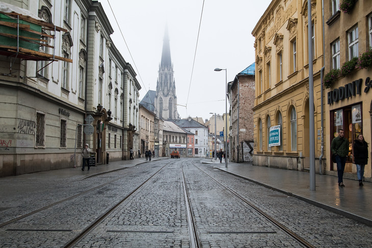 HOTOVO! S mírným zpožděním byla zprovozněna tramvajová trať přes centrum. Oprava ulice 1. máje skončila, a zda se povedla, nebo je to ostuda, necháme na vás. Oba hlasy byly slyšet docela dost...