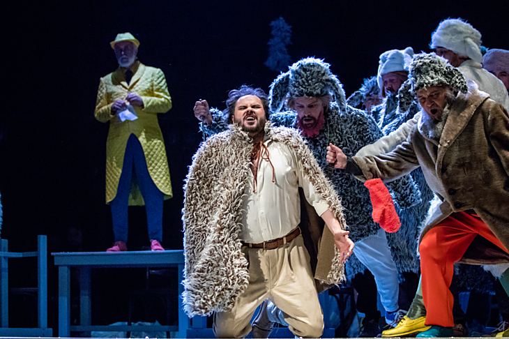 ŘECKÉ PAŠIJE. Opravdu netradiční podívanou si přichystalo Moravské divadlo. Režie Řeckých pašijí Bohuslava Martinů se chopil známý inovátor Jan Antonín Pitínský. Je z toho mimořádně mrazivý zážitek.