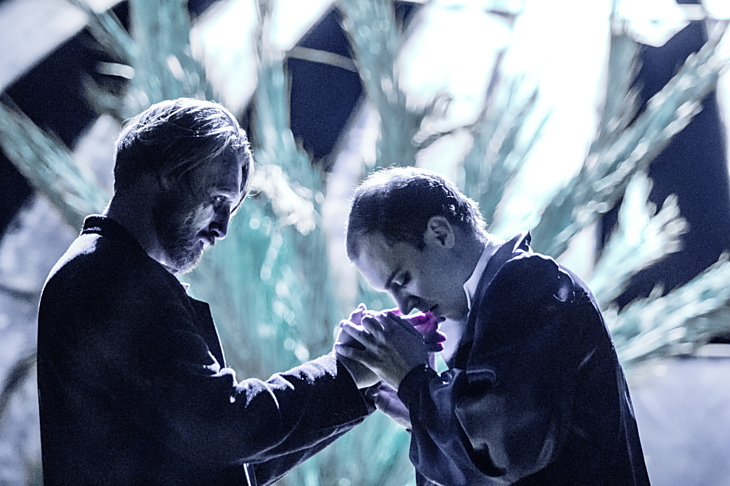 PROKLETÍ BÁSNÍCI. Moravské divadlo letos hity nešetřilo. A protože sezona dělí rok na dvě půle, mohou být hity sezony za rok i dva. Úplné zatmění přineslo nezvykle otevřený příběh básníků Rimbauda a Verlaina. A krev stydne v žilách.