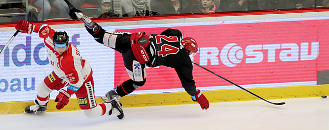 Robin Staněk se snaží zastavit zkušeného forvarda Ocelářů Třinec Zbyňka Irgla.