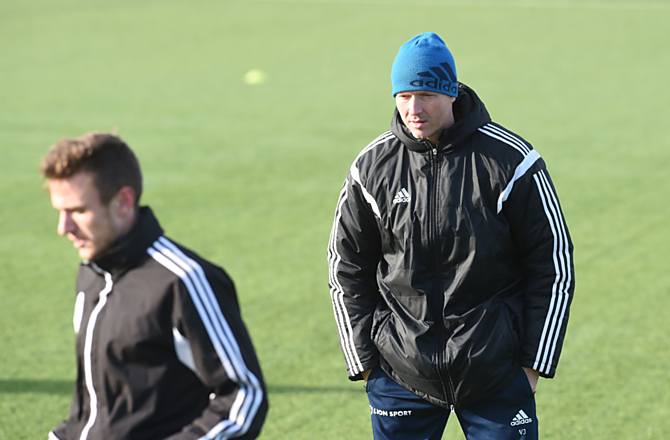 Trenér Sigmy Václav Jílek na první tréninkové jednotce Hanáků sleduje nasazení Šimona Falty.