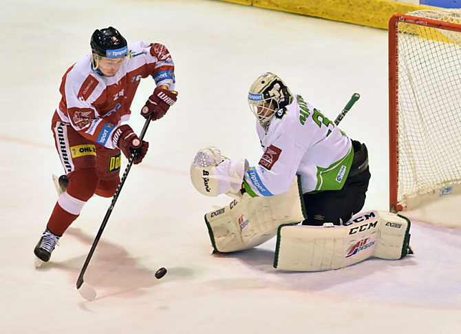 Není to branka. Aleš Jergl tuto obrovskou šanci v první třetině nevyužil.