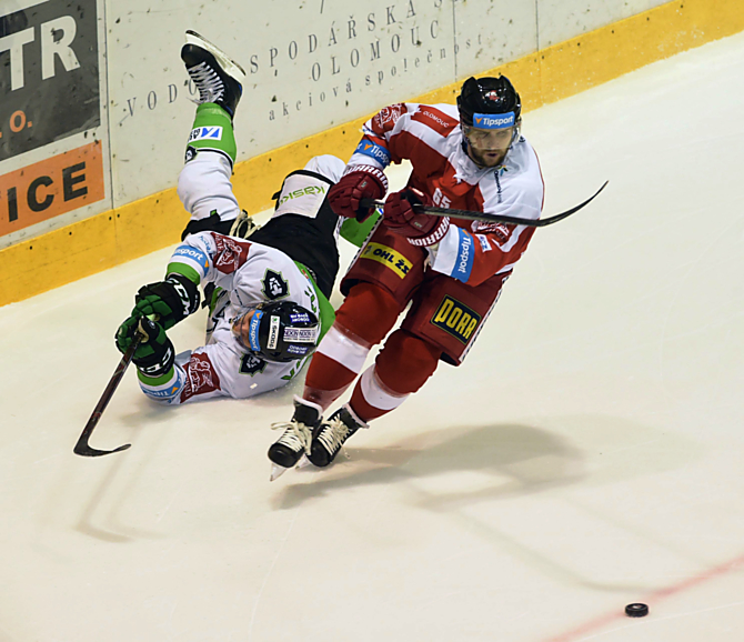 Obránce HC Olomouc Robin Staněk uniká v rozehrávce forvardovi Bolky Jakubu Valskému.
