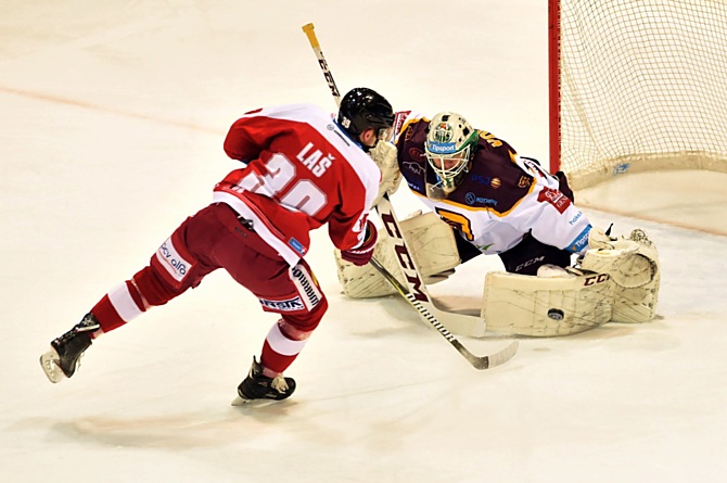 Útoční HC Olomouc Marek Laš tuto obrovskou možnost v oslabení neproměnil.