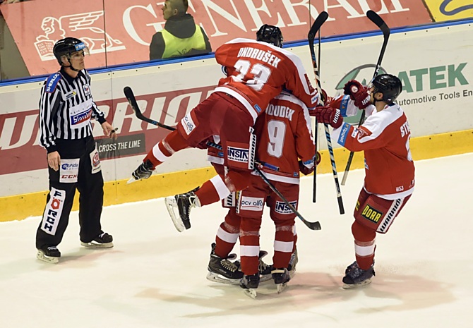Radost. Gólové oslavy Mory po druhé brance v utkání, kdy se trefil Vilém Burian.