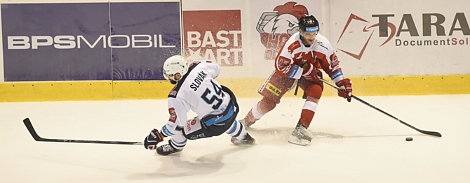 Jan Eberle se snaží obejít chomutovského obránce Tomáše Slováka.