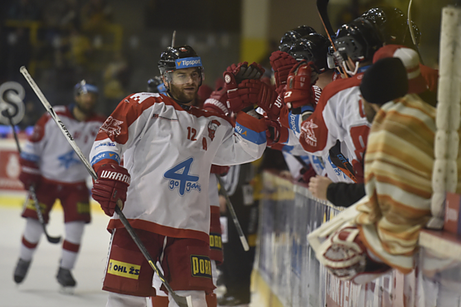 Hattrick. Jan Knotek dal proti Chomutovu tři góly. Kohoutům se to v exrtralize povedlo poprvé od jejich návratu do nejvyšší soutěže.