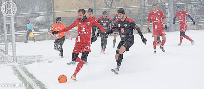 Tomáš Zahradníček odehrává míč v přípravném utkání s Hradcem Králové. Podmínky byly spíše na běžky než na fotbal...