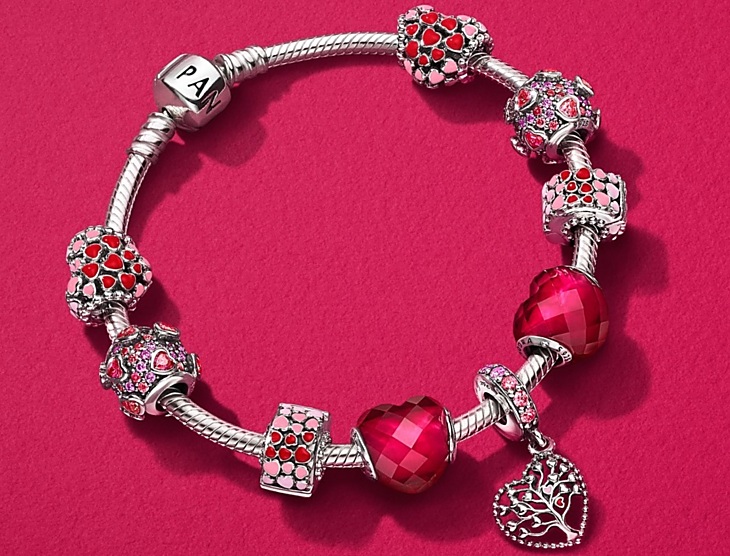 Láska a Pandora? Pro některé ženy synonymum. Pokud tyto šperky vaše přítelkyně nebo manželka miluje, máte vyhráno. Pandora totiž nabízí speciální valentýnskou kolekci. Zajít pro ni můžete do Šantovky.