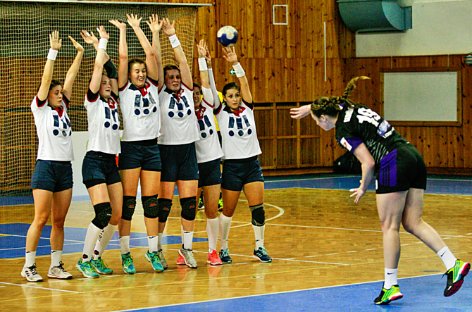 Tatiana Gajdošíková pálí trestného hodu po skončení hrací doby. Zoře to střelecky v Ostravě zejména ve druhém poločase vůbec nešlo.