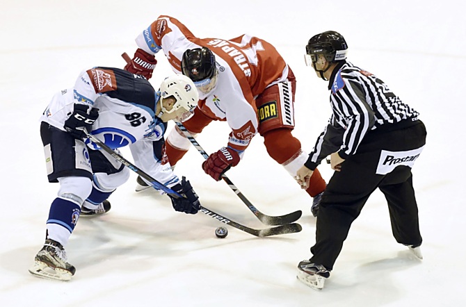 Petr Strapáč na vhazování s Tomášem Mertlem. 