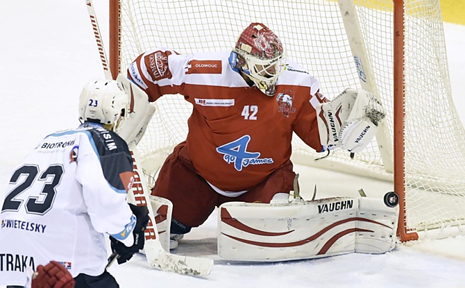 Brankář HC Olomouc Branislav Konrád chytil tuto střelu plzeňského útočníka Petra Straky.