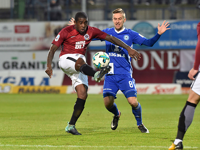 David Houska v utkání se Spartou Praha v souboji s francouzským záložníkem Mavubou.