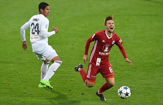 David Houska byl nejčastěji faulovaným hráčem HET ligy na pozdim. Sudí fouknul dvaašedesátkrát do píšťalky při faulech na tohoto hráče.