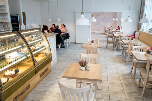 Světlý interiér, přírodní materiály a detaily, které dokreslují útulnou atmosféru. A samozřejmě skvělá nabídka dortů a snídaňového menu. To je Katrin cake & coffee.