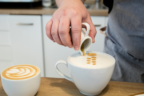 Dobrý barista kromě skvělé přípravy musí ovládat i znalosti o kávě. A to zdejší personál splňuje na jedničku. Káva z pražírny Kikafe je speciálně připravená tak, aby dala vyniknout chuti dezertů a dortů. 