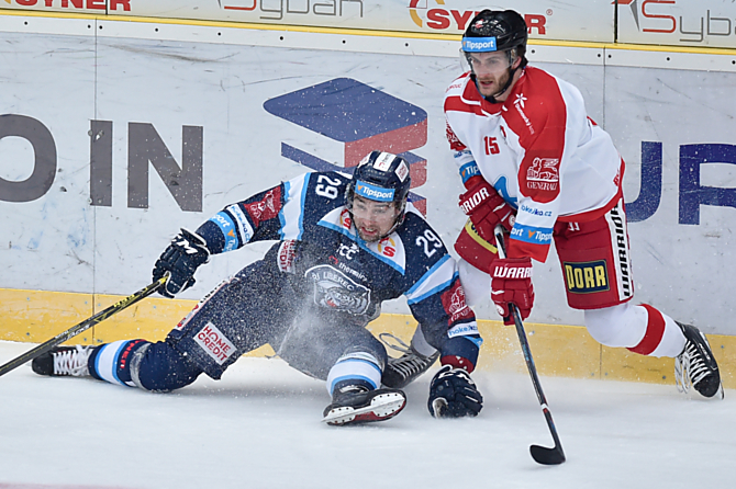 Jan Eberle se snaží uniknou libereckému Lukáši Krenželokovi. V Liberci Hanákům nešla oslabení ani přesilovky.