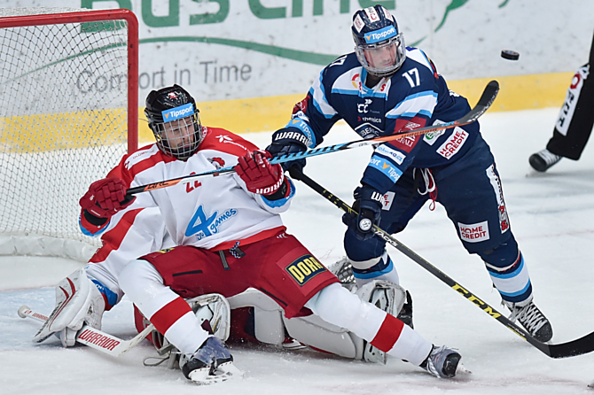 Souboj juniorů. Jan Jaroměřský i Lukáš Derner mají kvůli zraněním v obličeji košík, respektive plexi, i tak neváhají před branku do nebezpečných míst....