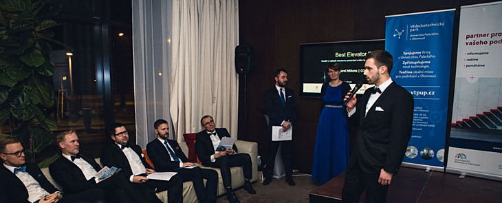 Start-up. Pavel Sedláček (druhý zleva) a Radim Kašpar (třetí zleva) za pořadatele.