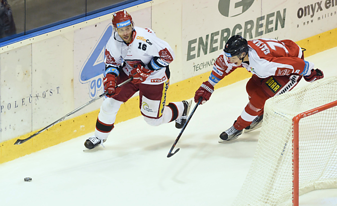 Juraj Kukumberg dal první gól v utkání Mountfieldu Hradec Králové s HC Olomouc. Na snímku jej brání Jakub Galvas.
