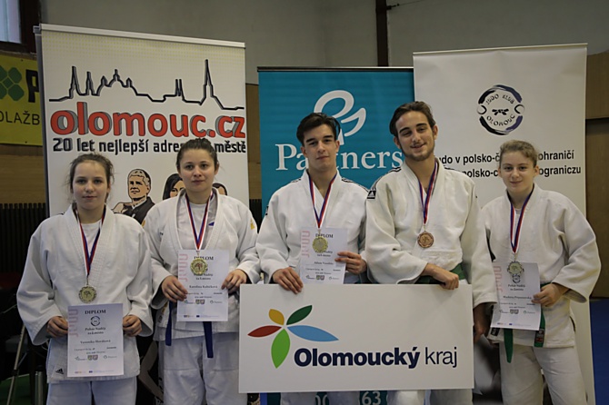 Medailisté kat. do 18 let (zleva): V. Horáková, K. Kubíčková, A. Vosáhlo, J. Podrázský, M. Prusenovská