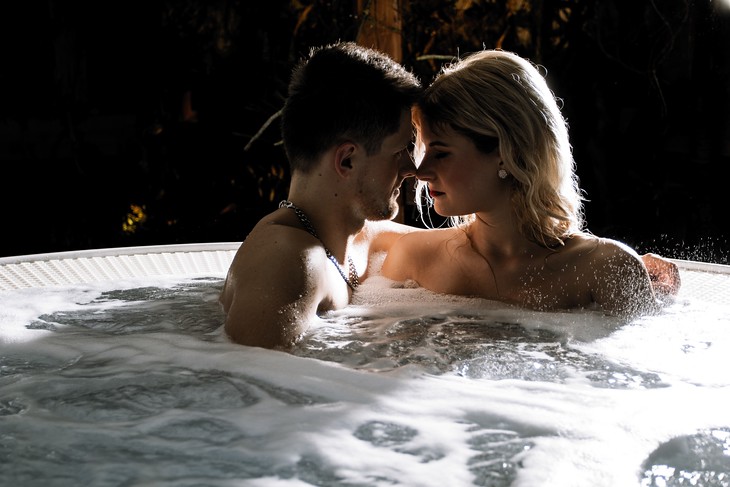 Romantika na hotelovém pokoji a relax ve vířivce. Ideální představa valentýnského večera? Foceno v Theresian Hotel & Spa.