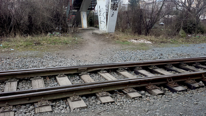 Někteří lidé si s absencí lávky hlavu příliš nelámou a našli si alternativní trasu...
