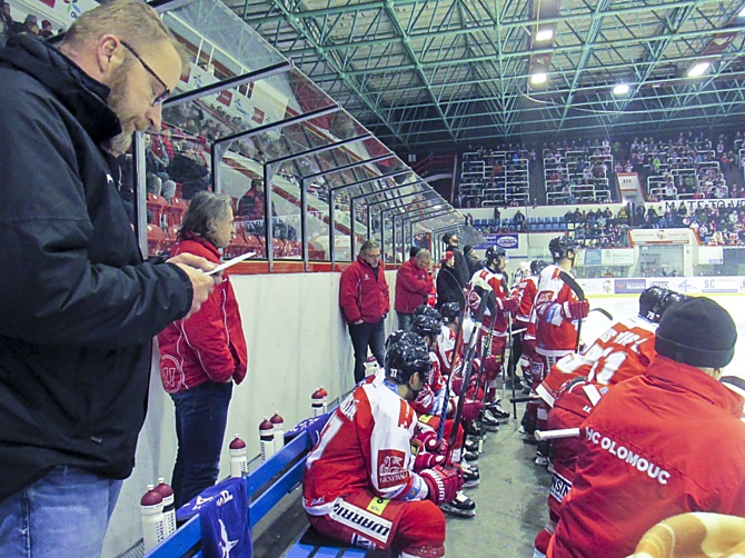 Hokejisté HC Olomouc hostili ve 49. kole Tipsport extraligy v plecharéně Dynamo Pardubice.
