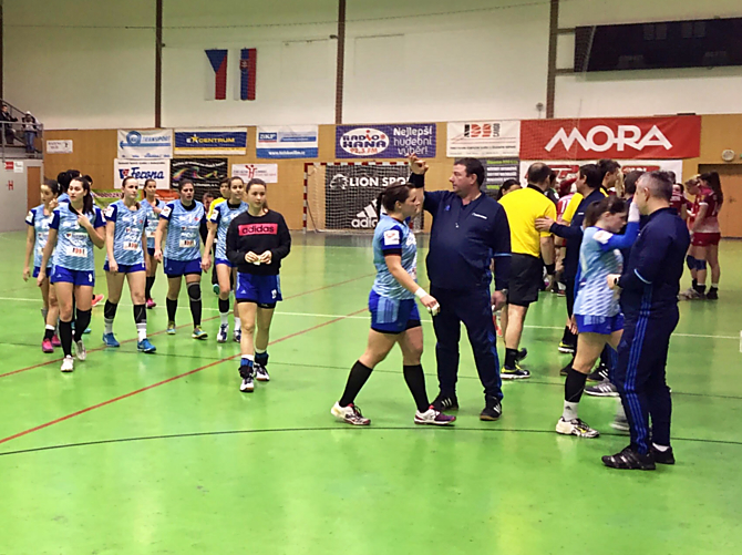 Házenkářky DHK ZORA Olomouc v sobotu na domácí palubovce porazily HK AS Trenčín 27:23.