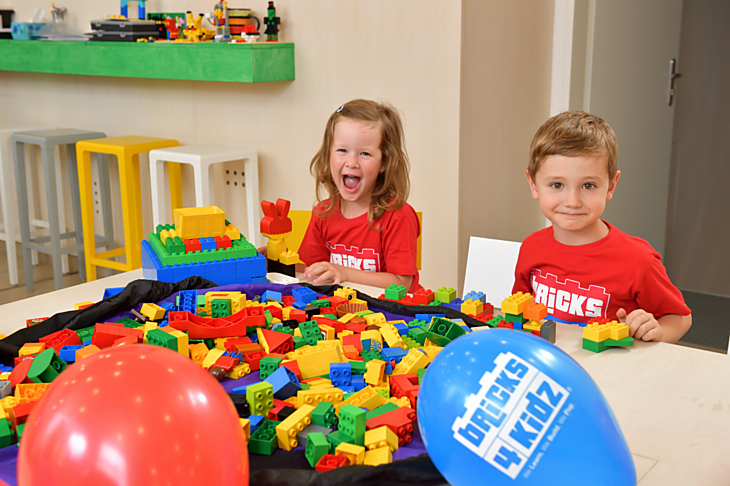 Příměstské tábory mohou být různé - na lyžích, výtvarné, nebo třeba s kostkami lego.