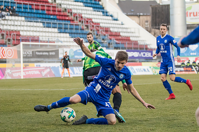 Jiří Texl v souboji s plzeňskou defenzívou. V prvním poločase byla Sigma lepší, nedokázal však zlomit obranu Viktorky finální přihrávkou.