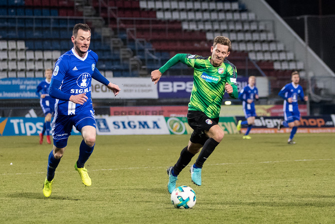 Střídající Pavel Moulis se snaží uniknout slovenskému reprezentantovi v dresu Plzně Patriku Hrošovskému.