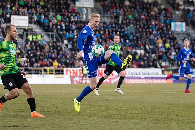 Václav Jemelka odehrává míč před dotírajícím Kolářem z Plzně. V dalším utkání proti Slovácku bude chtít Sigma uhrát tři body.