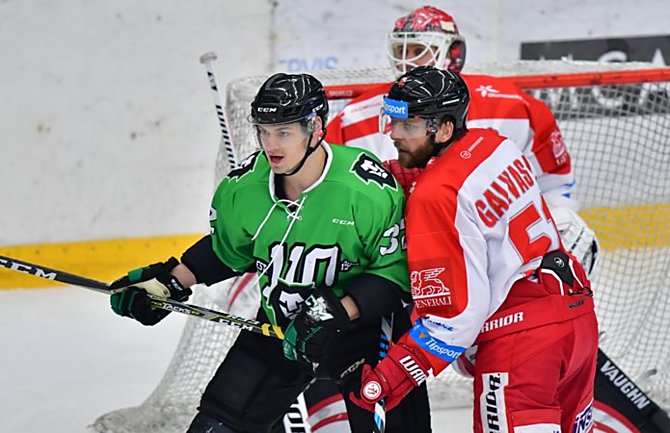 Lukáš Galvas brání útočníka Mladé Boleslavi před brankou HCO. Mora vyhrála v Bolce 4:3 a postupuje do play-off