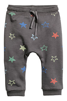 Teplákové kalhoty jogger s potiskem hvězdičky, dostupné ve velikostech 50–104 (199 korun) 