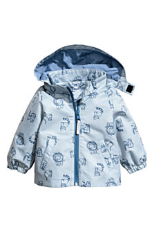 Outdoorová bunda s kapucí, dostupná ve velikostech 68–98 (799 korun)