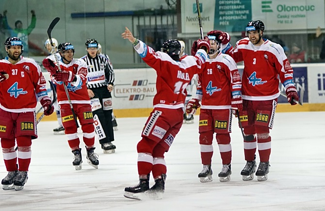 Útočník HC Olomouc Miroslav Holec se raduje z gólové trefy proti Kometě Brno.