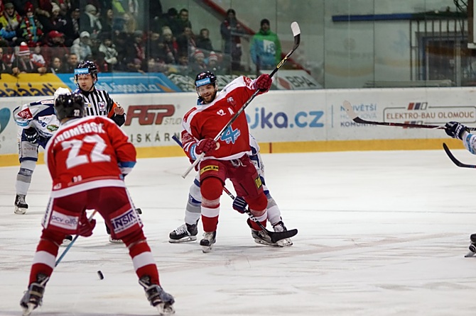 Jan Knotek zvládl vítězně vhazování. Puk rozehraje obránce Jaroměřský. Mora porazila v 51. kole doma Kometu Brno.