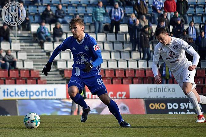 David Houska se snaží uniknout záložníkovi Slovácka Janoškovi. Směrem dopředu to Sigmě nešlo, ale body i tak zůstala na Hané.