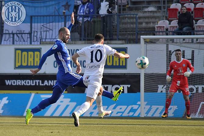 Jan Navrátil střílí bráněný bývalým spoluhráčem Michalem Vepřkem. Sigma porazila Slovácko 1:0.